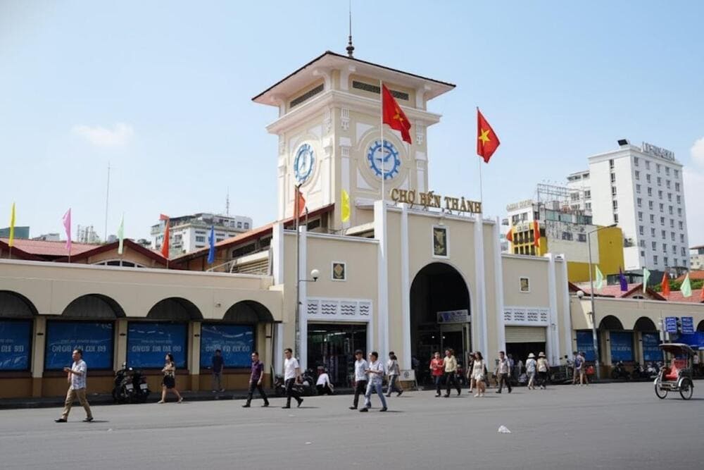 Bạn có thể thỏa sức mua sắm và cảm nhận nhịp sống hối hả tại chợ Bến Thành.